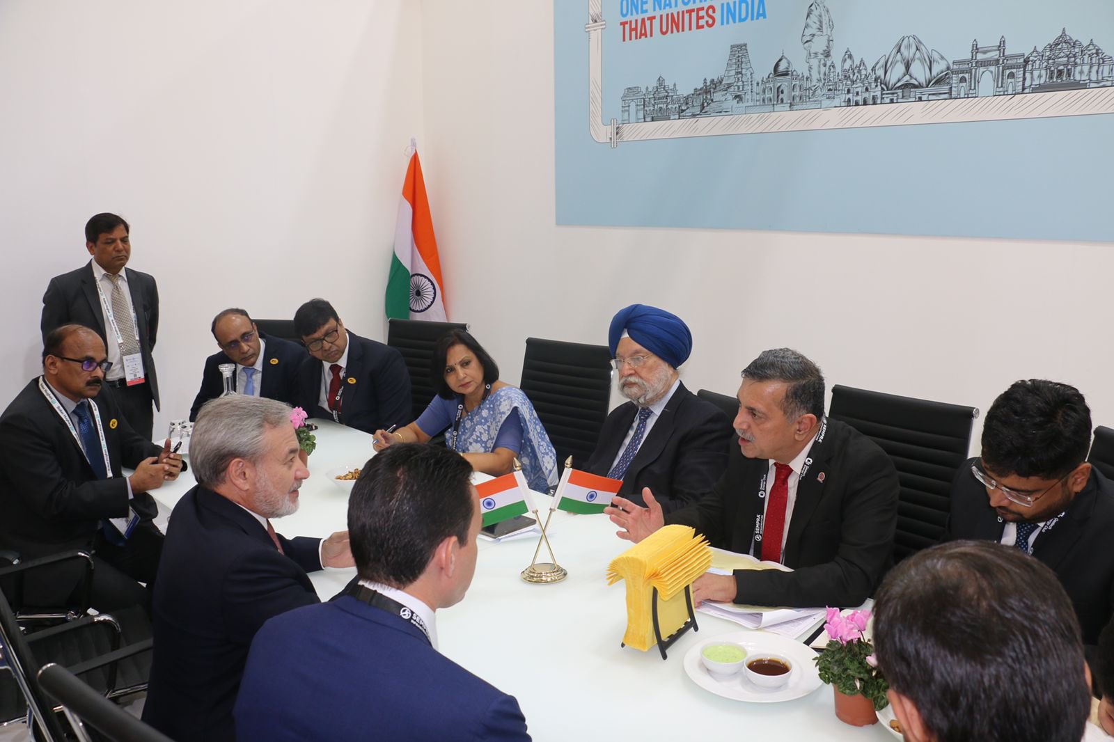 बैठक में पेट्रोलियम और प्राकृतिक गैस मंत्रालय के मंत्री श्री हरदीप सिंह पुरी पीएसयू अधिकारियों के साथ।